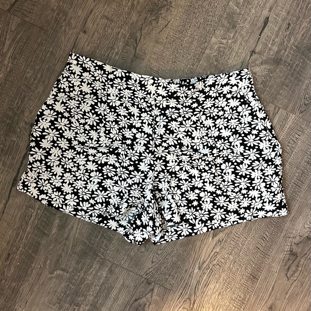 LOFT Black and White Daisy Floral Pull-on Shorts, Size S